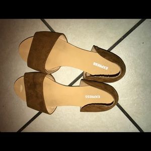 Express Flats has a scratch in one of them size 7